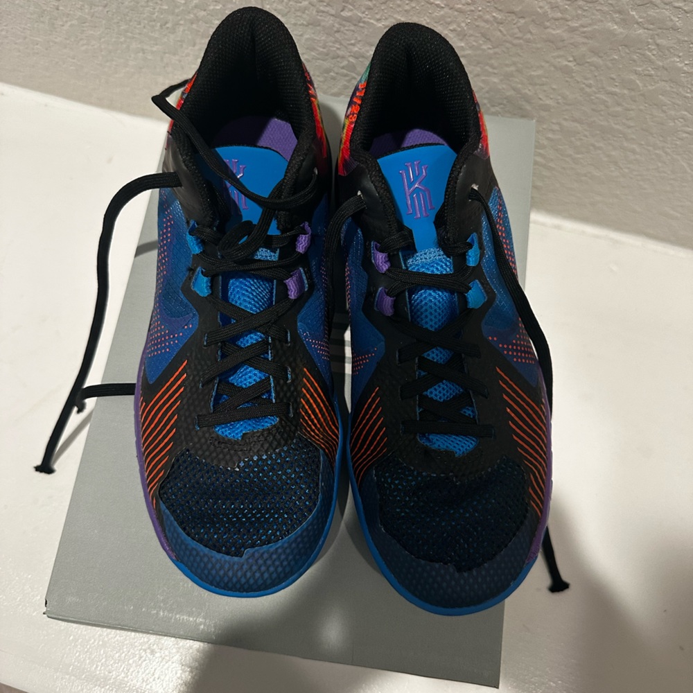 Nike boys size 4.5 Kylie Flytrap Basketball BALL shoes